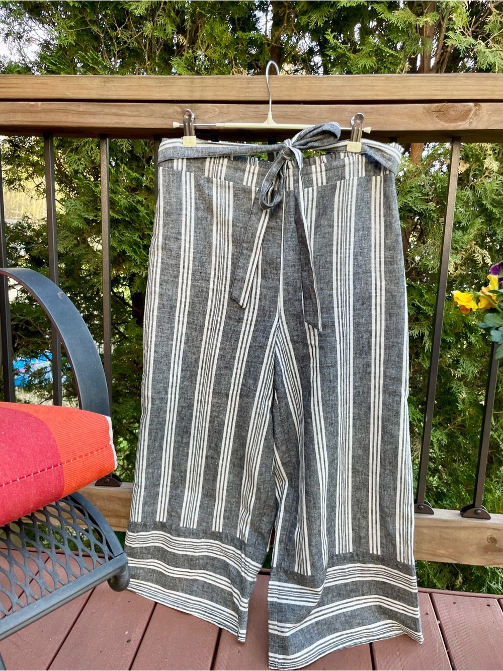 Striped Wide-Leg Tie-Waist Capri Pants SZ L - Black & White